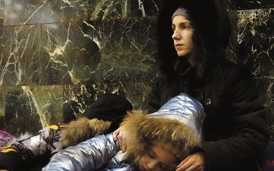 Mieszkańcy Kijowa w schronie.