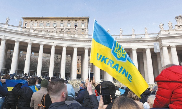 Wierni z flagami Ukrainy słuchali papieża na placu św. Piotra.