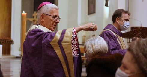 Abp Skworc: Jesteśmy "posłani w pokoju Chrystusa" w świat wojny