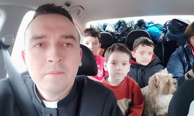 Ks. Wojtek ewakuuje dzieci z Charkowa.
