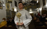 Pod krzyżem Chrystusa z orzechami w tle