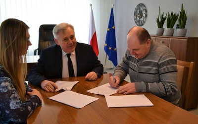 Władysław Cebula jako pierwszy w gminie podpisuje umowę.