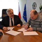 Władysław Cebula jako pierwszy w gminie podpisuje umowę.
