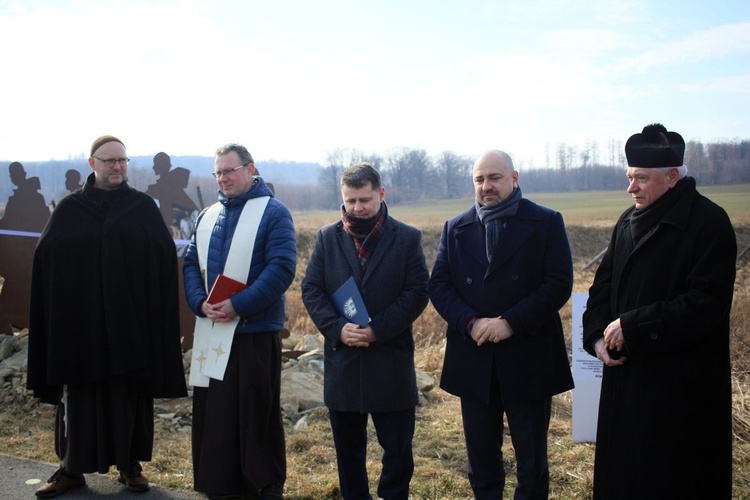Instalacja upamiętniająca przybycie franciszkanów do Prudnika 170 lat temu