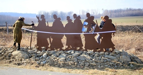 Instalacja upamiętniająca przybycie franciszkanów do Prudnika 170 lat temu