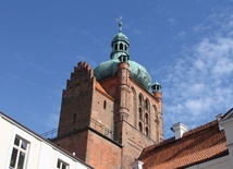 Wieża Zegarowa i fragment Opactwa Pobenedyktyńskiego w Płocku - obecnie siedziba Kurii Diecezjalnej Płockiej.