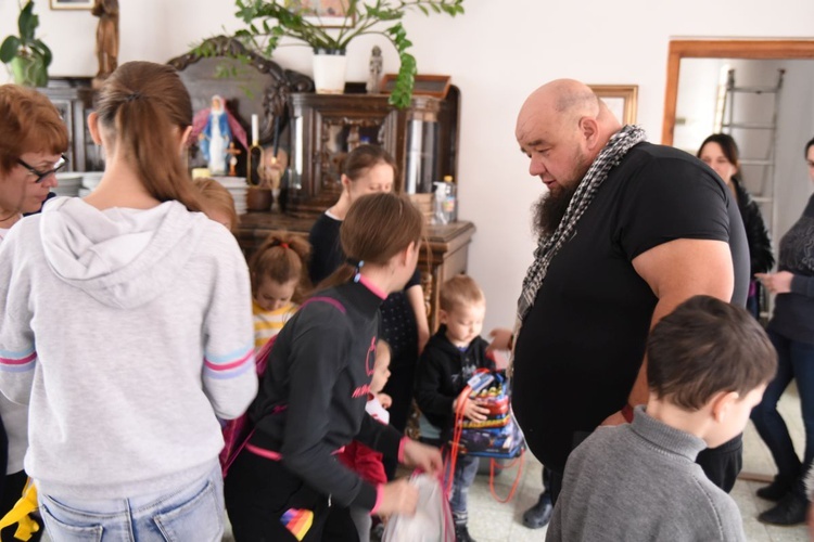 Jeśli zostaną dłużej, trzeba będzie pomysleć o szkole i przedszkolu.