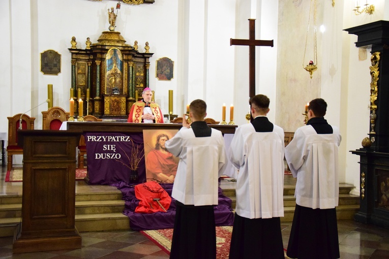 Nabożeństwu przewodniczył biskup ordynariusz.