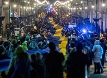 300-metrowa niebiesko-żółta flaga na wiecu poparcia dla Ukrainy