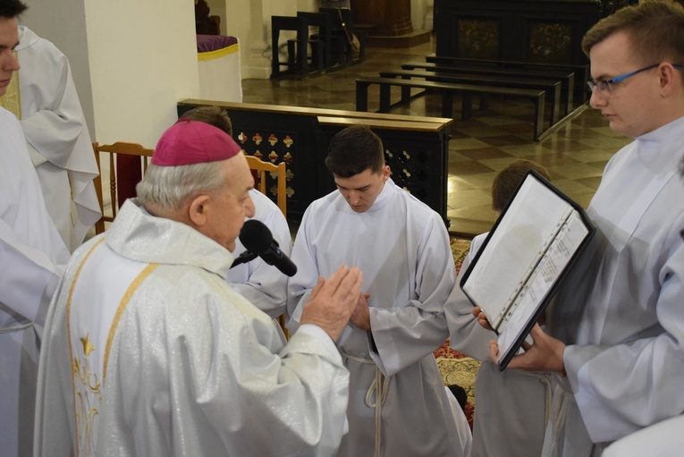 Obrzęd udzielenia posług lektoratu i akolitatu