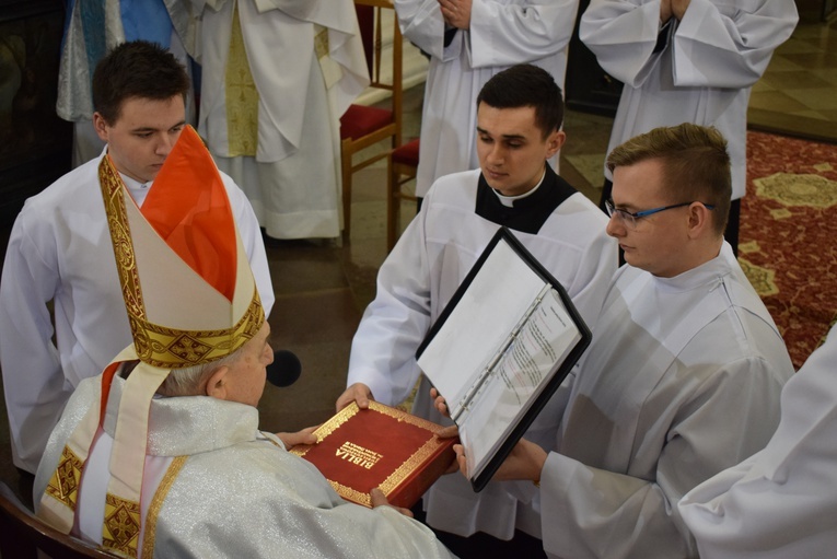 Obrzęd udzielenia posług lektoratu i akolitatu