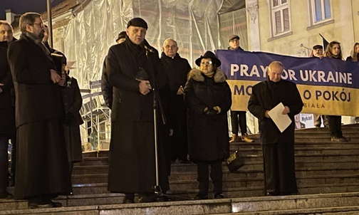 Uczestników modlitewnego marszu powitał bp Roman Pindel.