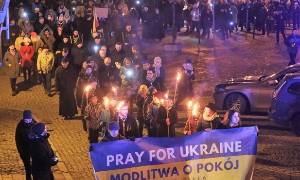 Uczestnicy międzyreligijnej modlitwy szli ulicami bielskiej starówki.