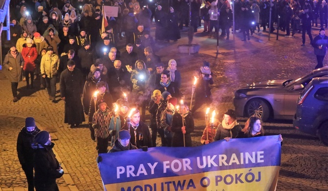 Uczestnicy międzyreligijnej modlitwy szli ulicami bielskiej starówki.