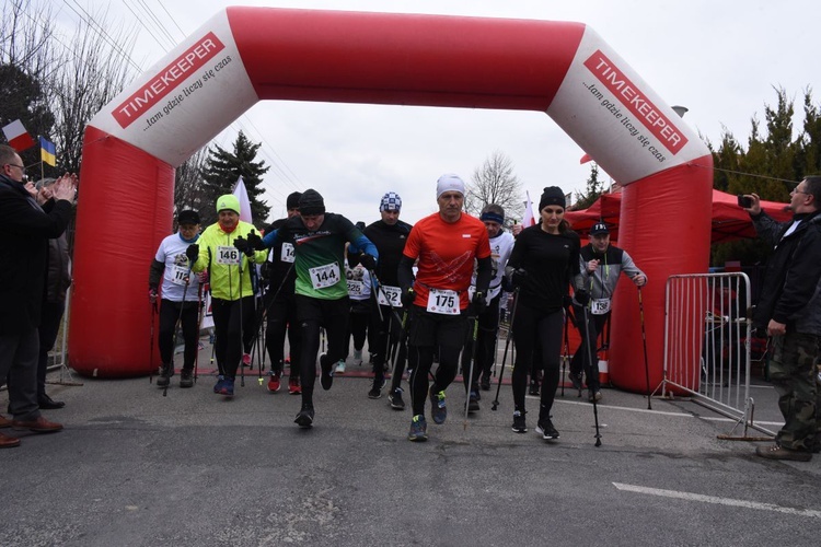 Startują uczestnicy marszu nordic walking na 5 km.