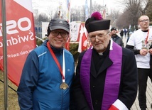 Ks. Krzysztof Ora wraz z ks. Tadeuszem Farysiem po zakończonym biegu.