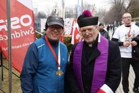 Ks. Krzysztof Ora wraz z ks. Tadeuszem Farysiem po zakończonym biegu.