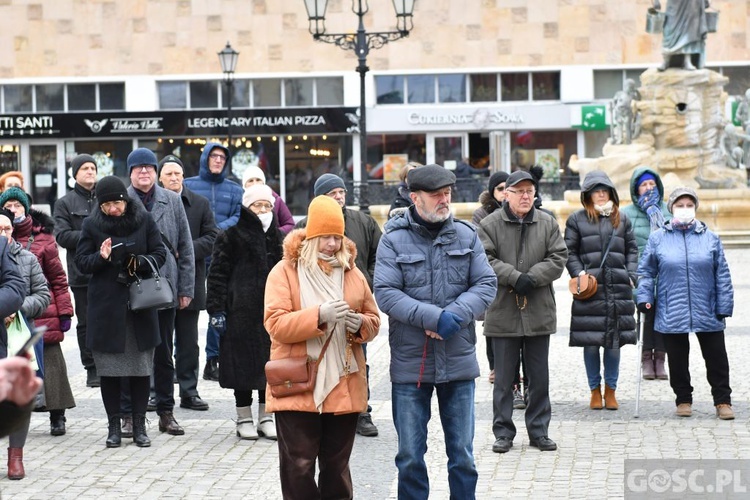 Modlitwa o pokój przy katedrze