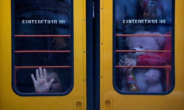 Najtrudniejszy jest płacz dzieci, które żegnają się z ojcami zostającymi na Ukrainie