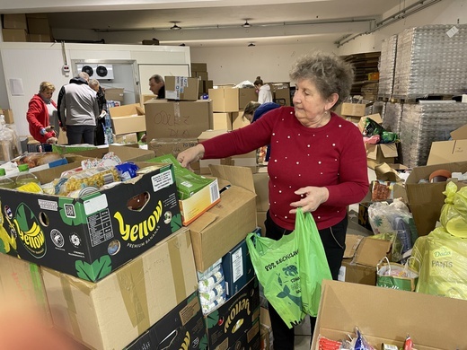 Przygotowania do transportu darów na Ukrainę w magazynie Caritas Diecezji Bielsko-Żywieckiej w Janowicach