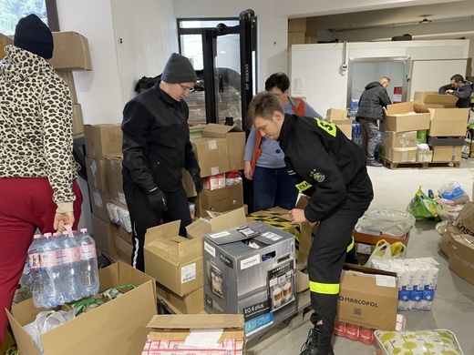 Przygotowania do transportu darów na Ukrainę w magazynie Caritas Diecezji Bielsko-Żywieckiej w Janowicach