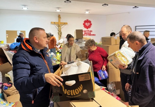 Przygotowania do transportu darów na Ukrainę w magazynie Caritas Diecezji Bielsko-Żywieckiej w Janowicach