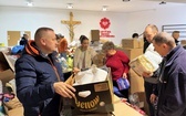 Przygotowania do transportu darów na Ukrainę w magazynie Caritas Diecezji Bielsko-Żywieckiej w Janowicach