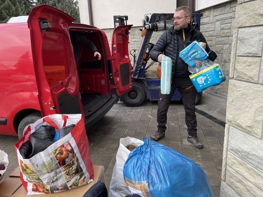 Przygotowania do transportu darów na Ukrainę w magazynie Caritas Diecezji Bielsko-Żywieckiej w Janowicach