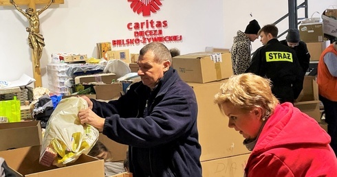 Przygotowania do transportu darów na Ukrainę w magazynie Caritas Diecezji Bielsko-Żywieckiej w Janowicach
