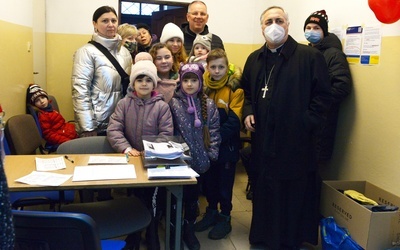 Nuncjusz Apostolski odwiedził Centrum Pomocy Uchodźcom przy parafii św. Małgorzaty w Łomiankach.