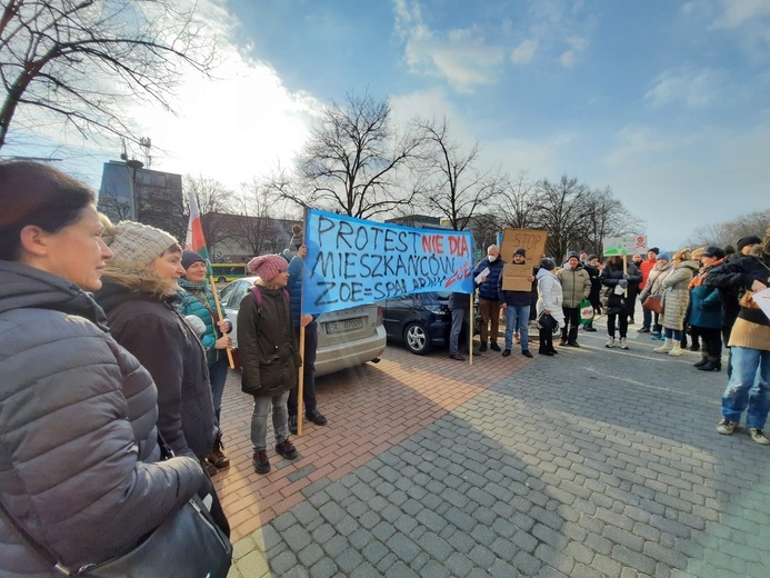 Tychy. Protest mieszkańców przed Urzędem Miasta. Nie chcą spalarni w Wilkowyjach