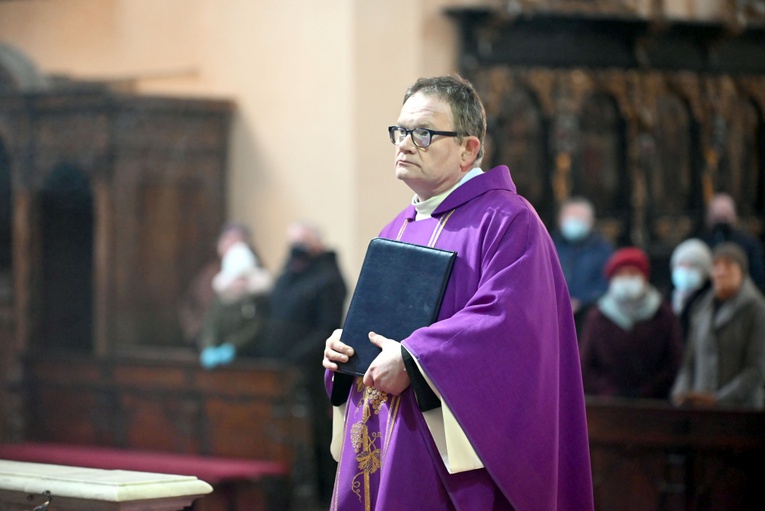 Wprowadzenie ks. Wojciecha Zmysłowskiego na urząd proboszcza