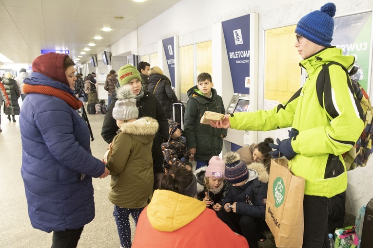 Tłumy na Centralnym. Śpią na podłodze, potrzebują pomocy