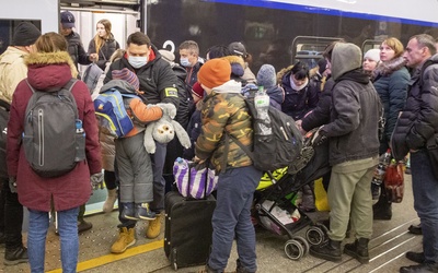 Tłumy na Centralnym. Śpią na podłodze, potrzebują pomocy