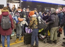 Tłumy na Centralnym. Śpią na podłodze, potrzebują pomocy