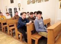 W zajęciach biorą udział ministranci z parafii diecezji elbląskiej.