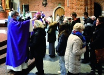 ▲	Obrzęd posypania głów popiołem.