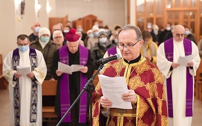 	Mszę w kościele pw. św. Brata Alberta Chmielowskiego poprzedziło wykonanie Akatystu.