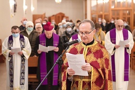 	Mszę w kościele pw. św. Brata Alberta Chmielowskiego poprzedziło wykonanie Akatystu.