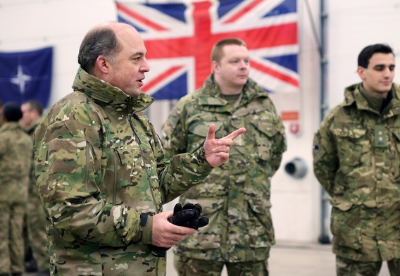 Brytyjski minister obrony: Poprzemy Polskę, jeśli postanowi przekazać myśliwce Ukrainie, ale może to narazić Polskę na odwet