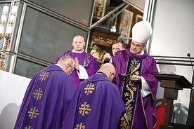 ▲	Biskup posypuje głowy popiołem koncelebrującym kapłanom: ks. Piotrowi Śliwce i ks. Dominikowi Ostrowskiemu.