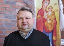 ▲	– Dwa tygodnie temu byłem w Ukrainie. Wyleciałem z myślą, że jest spokojnie, a po paru dniach już spokojnie nie było – mówi kapłan.