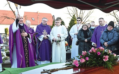 ▲	Obrzęd ostatniego pożegnania nad grobem zmarłego.