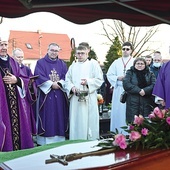 ▲	Obrzęd ostatniego pożegnania nad grobem zmarłego.