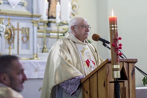 ▲	Z ks. Wiesławem Haczkiewiczem przy ołtarzu stanęli pochodzący z tej wspólnoty parafialnej: ks. Józef Czekański, ks. Andrzej Wojciechowski, ks. Paweł Łabuda i ks. Grzegorz Banda.