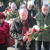 ▲	Kwiaty pod pomnikiem „Zapory” złożyli członkowie fundacji  jego imienia. 