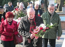 ▲	Kwiaty pod pomnikiem „Zapory” złożyli członkowie fundacji  jego imienia. 