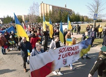 ▲	Mieszkańcy manifestowali przeciwko wojnie.