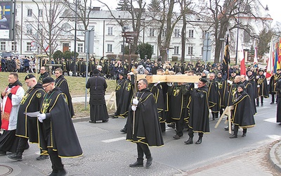 ▲	Droga Krzyżowa, która przeszła ulicami miasta, była wielką manifestacją wiary.