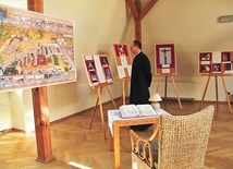 Częścią ekspozycji jest otwarta Biblia – można korzystać.